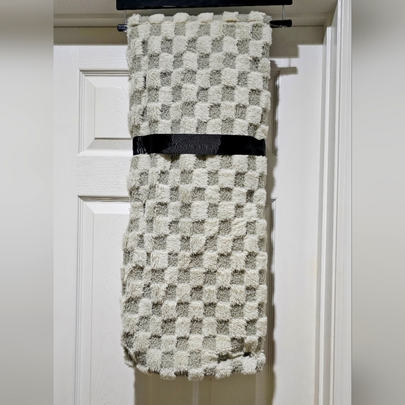 DKNY Theo Throw - 50" x 60" - Desert Sage - Picture 2 of 3